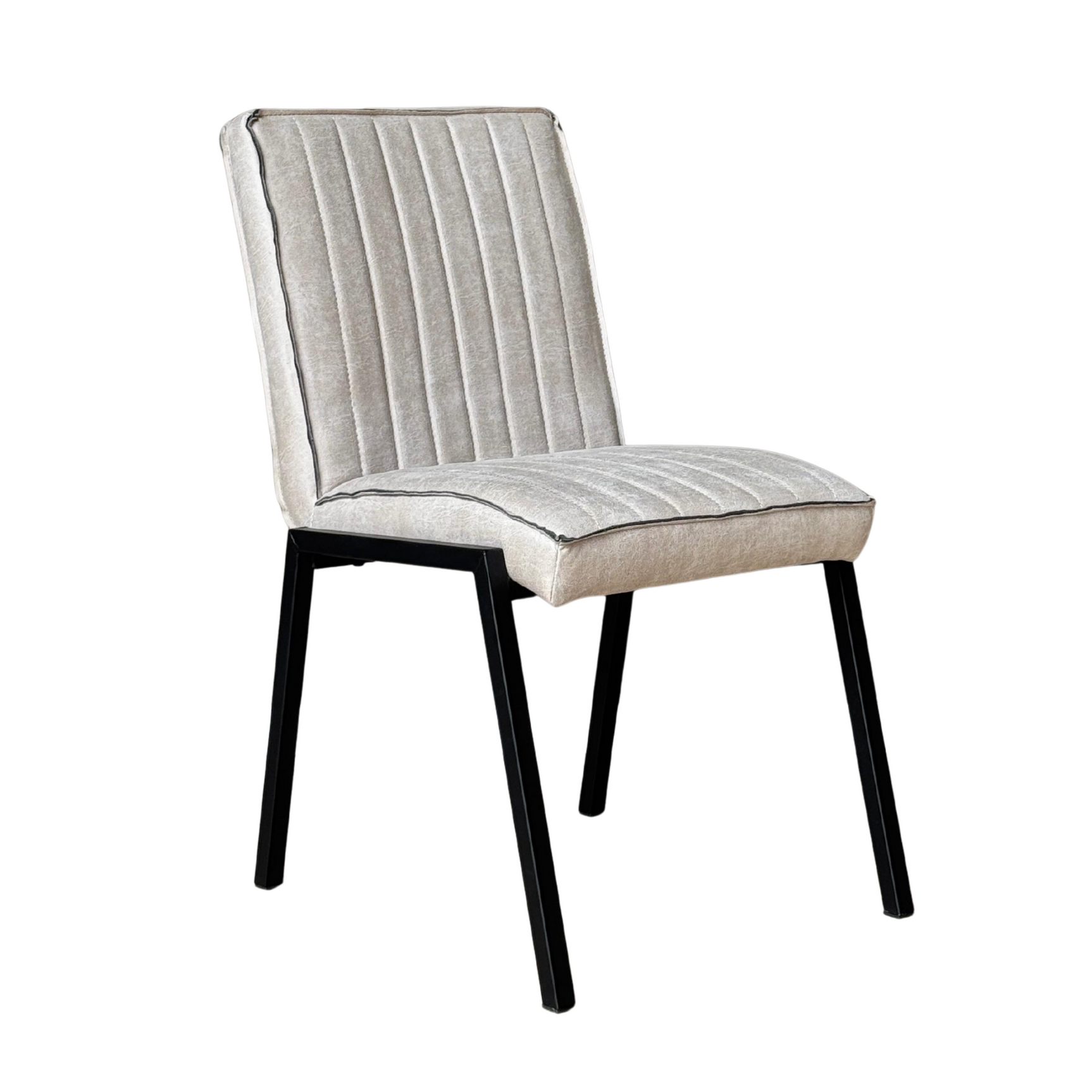 Beige gestoffeerde eetkamerstoel met ribbelrugleuning, zitting, en zwarte poten.