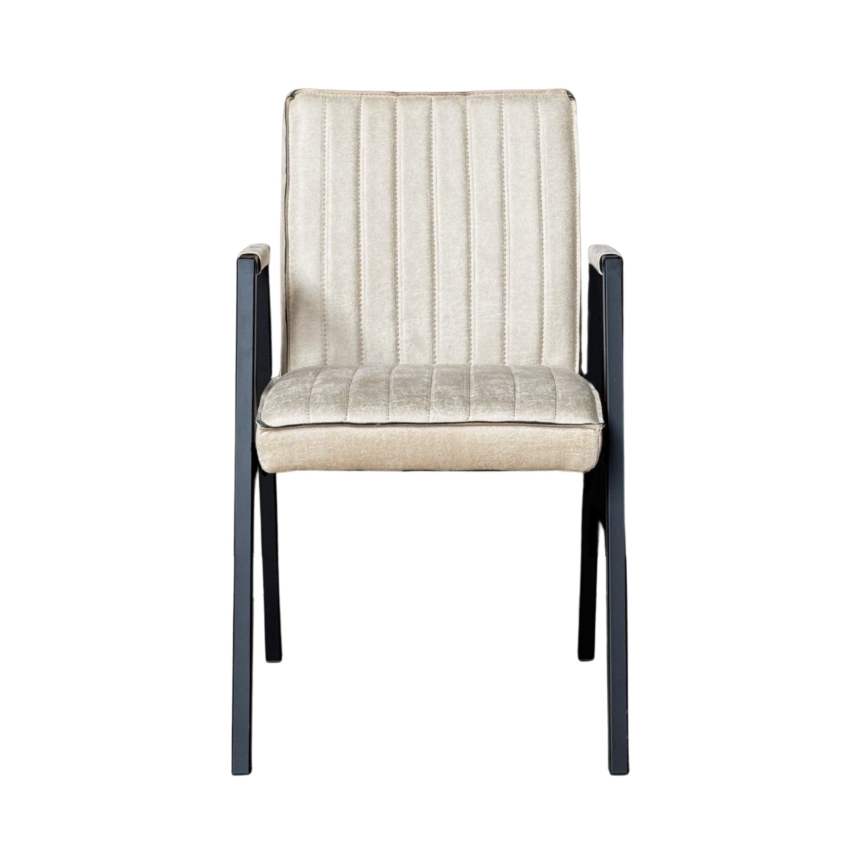 Eetkamerstoel met armleuning, beige gestoffeerde zitting en rugleuning met verticale stiksels, zwart frame.