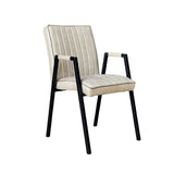 Eetkamerstoel met armleuning, beige gestoffeerde zitting en rugleuning met verticale stiksels, zwart onderstel.