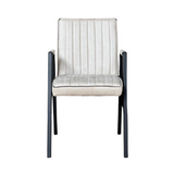 Eetkamerstoel met armleuning, beige gestoffeerde rug met verticale stiksels, zwart frame en poten.
