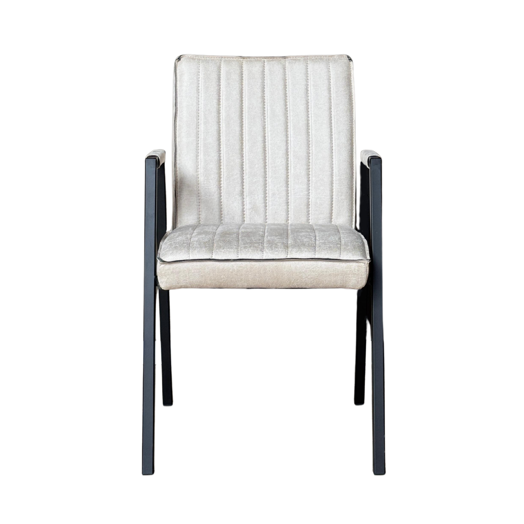 Eetkamerstoel met armleuning, beige gestoffeerde rug met verticale stiksels, zwart frame en poten.