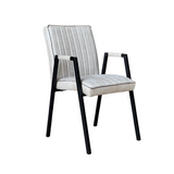 Eetkamerstoel met armleuning, beige zitting en rugleuning met verticale stiksels, zwart metalen onderstel.