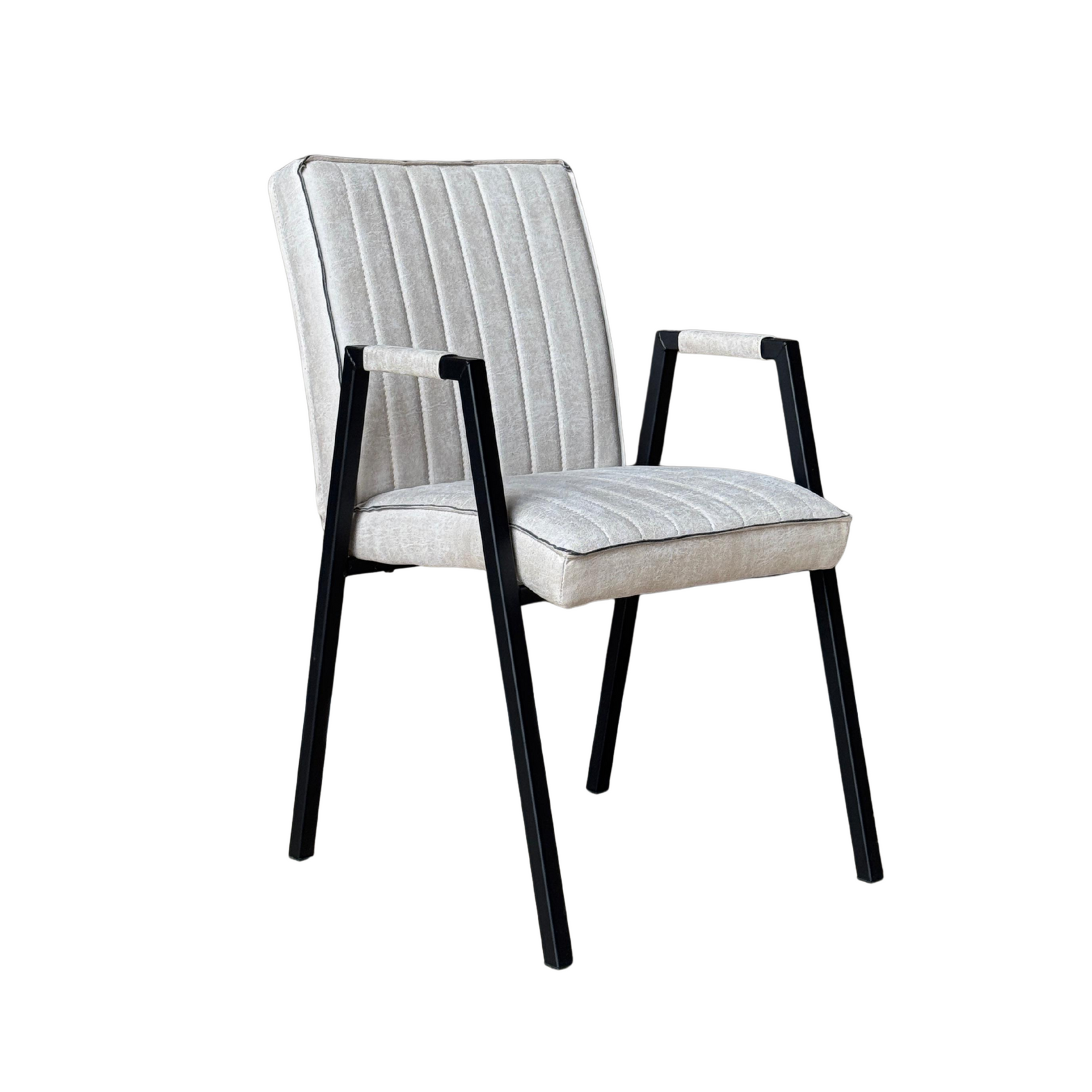 Eetkamerstoel met armleuning, beige zitting en rugleuning met verticale stiksels, zwart metalen onderstel.