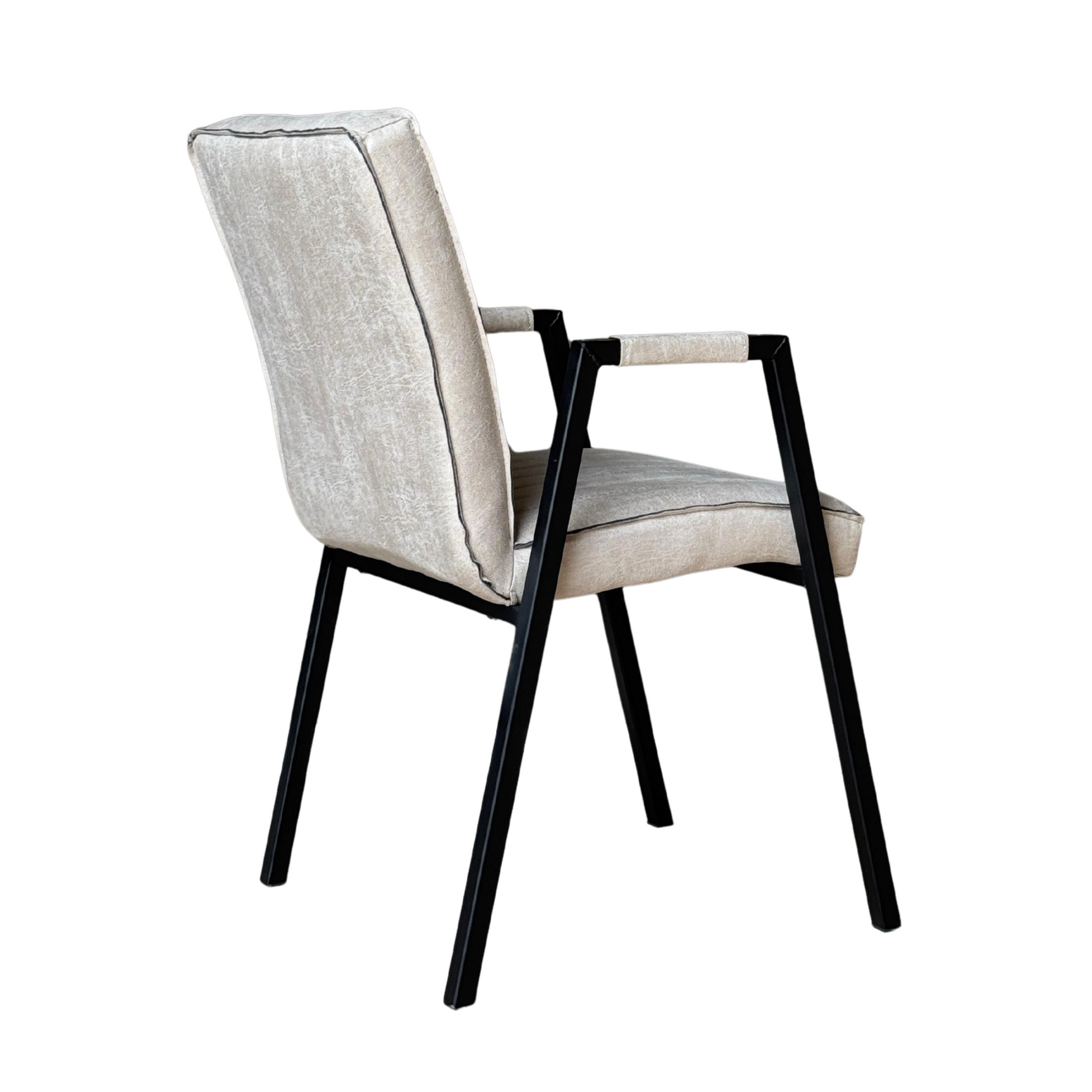 Eetkamerstoel met armleuning, beige bekleding en hoge rugleuning, zwart onderstel met rechte poten.