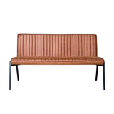 Cognac eetkamerbank met verticale ribbels in rugleuning, gevoerde zitting en zwarte poten.