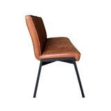 Cognac fauteuil met hoge rug, gevoerde zitting en zwarte metalen poten.