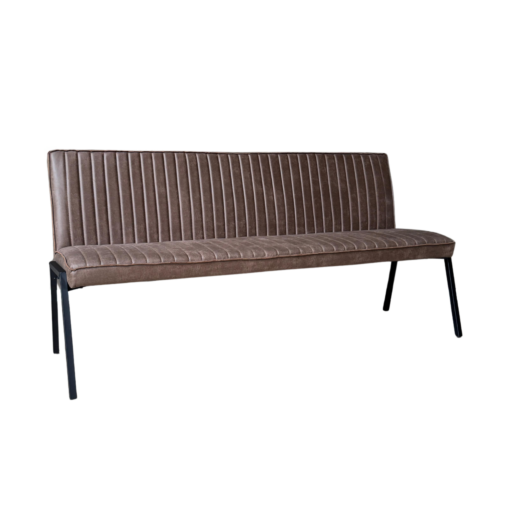 Bruine eetkamerbank met verticale ribben op rug en zitting, zwart metalen onderstel.