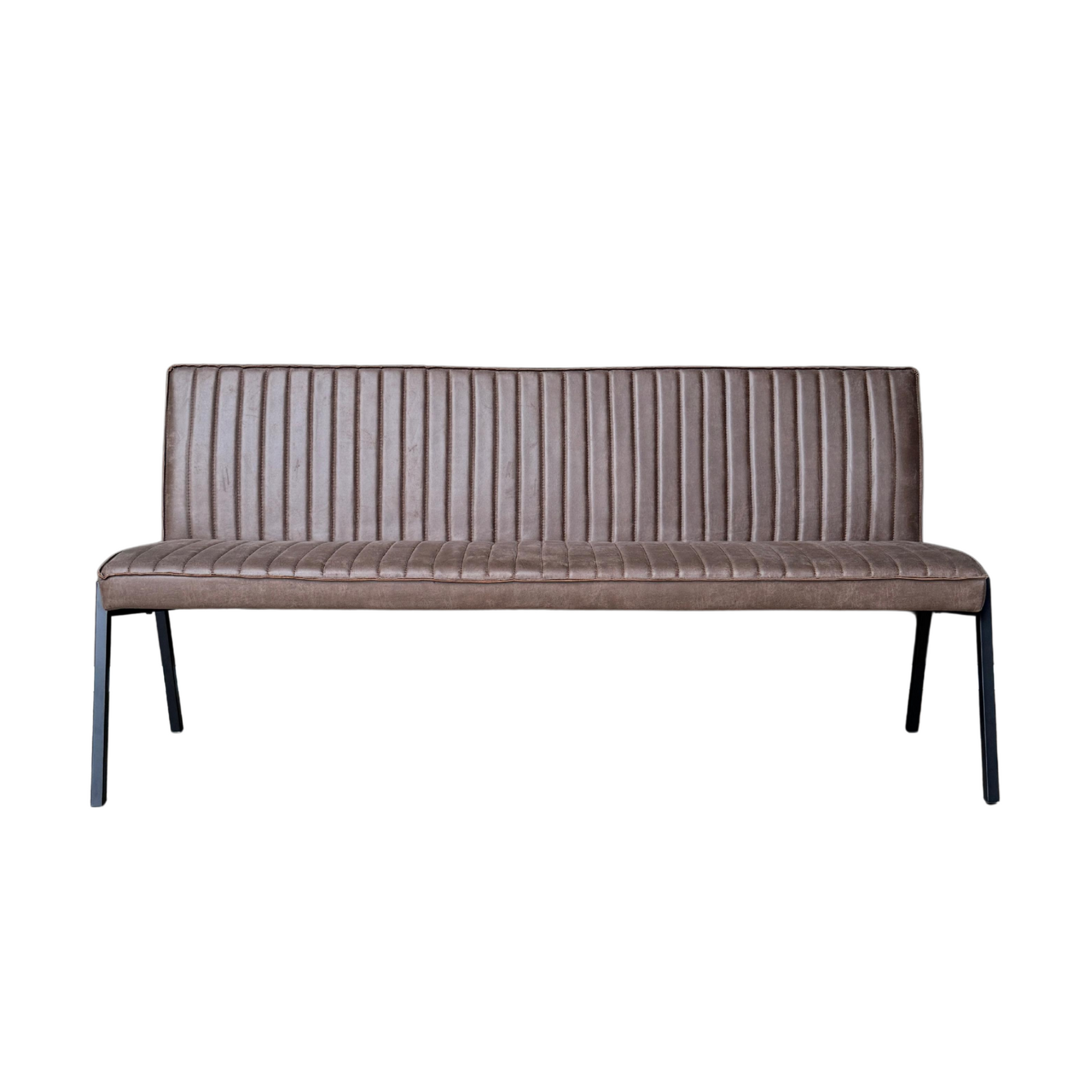 Bruine eetkamerbank met verticale ribstructuur op rug, brede zitting, zwarte metalen poten.