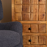 Houten kastfront met 2 ladenrijen en zwarte grepen, goudbruine houtnerf