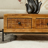 Houten salontafel met ladefronten en zwarte metalen handgrepen