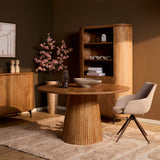 Ronde naturel houten eettafel met centrale ribbelsokkel en eetstoel in eetkameropstelling