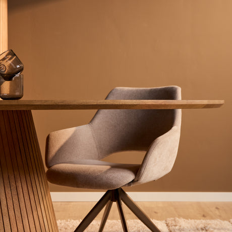 Ovale eettafel met naturel blad en centrale houten poot