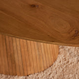 Ovale eettafel in naturel hout met geribbelde zijpanelen en afgeronde rand