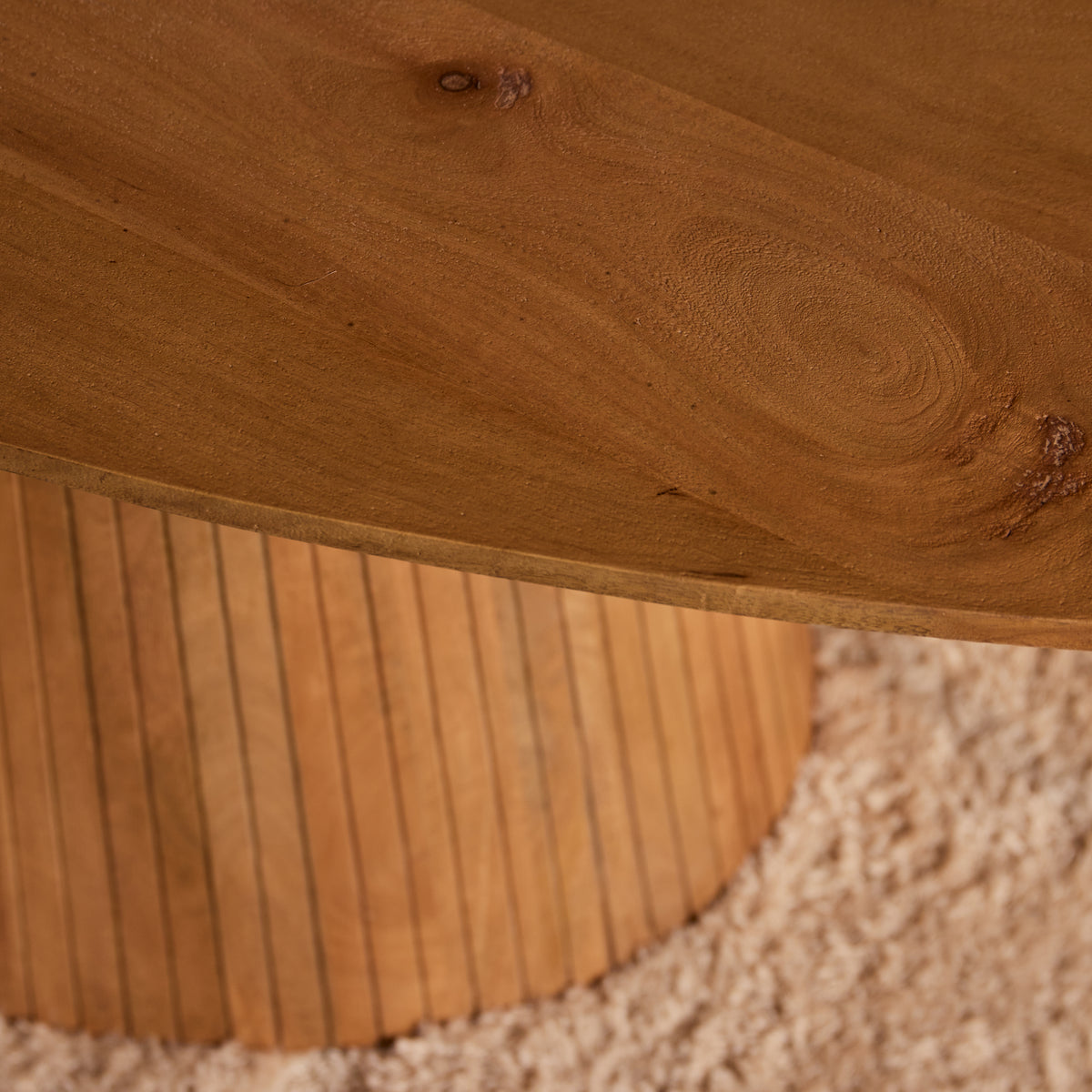 Ovale eettafel in naturel hout met geribbelde zijpanelen en afgeronde rand