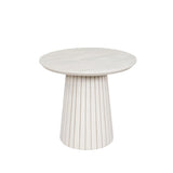 Ronde salontafel van zandkleurig mangohout met glad rond blad en ribbelzuil