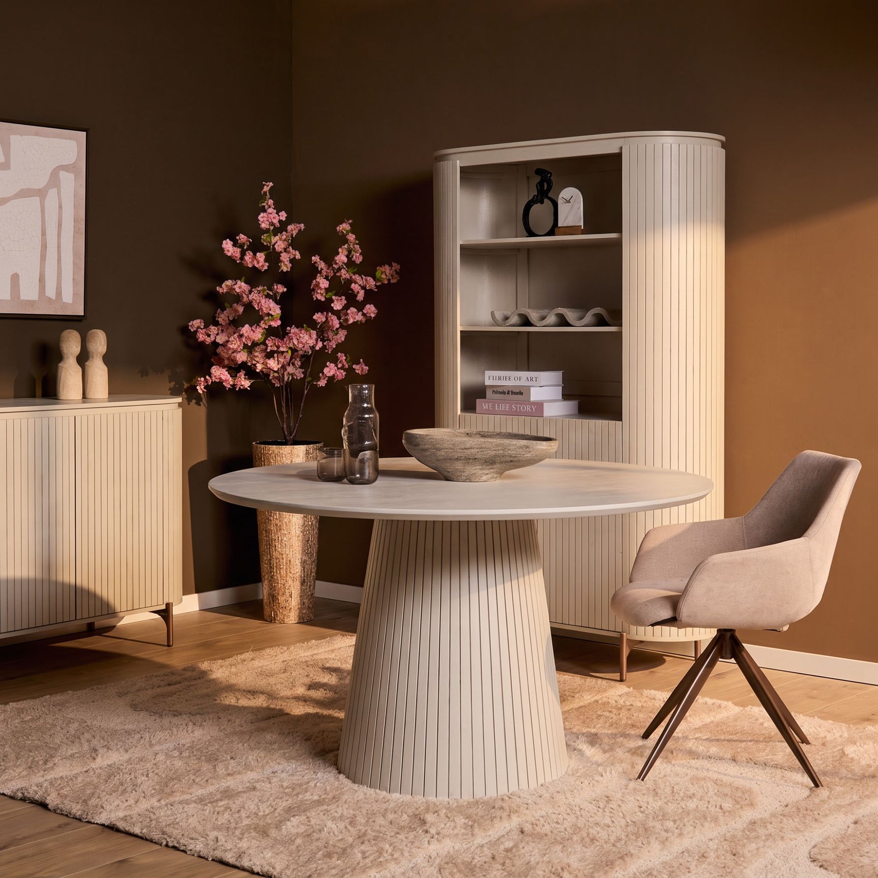 Ronde eettafel met licht mangohouten blad en centrale geribbelde poot, 130 cm