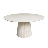 Ronde eettafel met glad, licht zandkleurig blad en cilindrische middenzuil