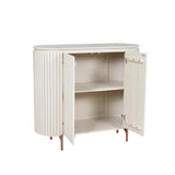 Zandkleurige kast met ronde top; deuren open met planken, op houten poten.