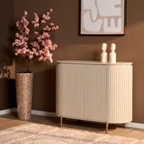 Zandkleurig dressoir met verticale ribbels, ronde bovenkant en houten poten.