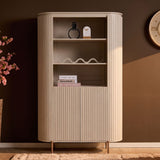 Wandkast met open planken en dubbele deuren, zandkleurig hout; accessoires zichtbaar in de kast.