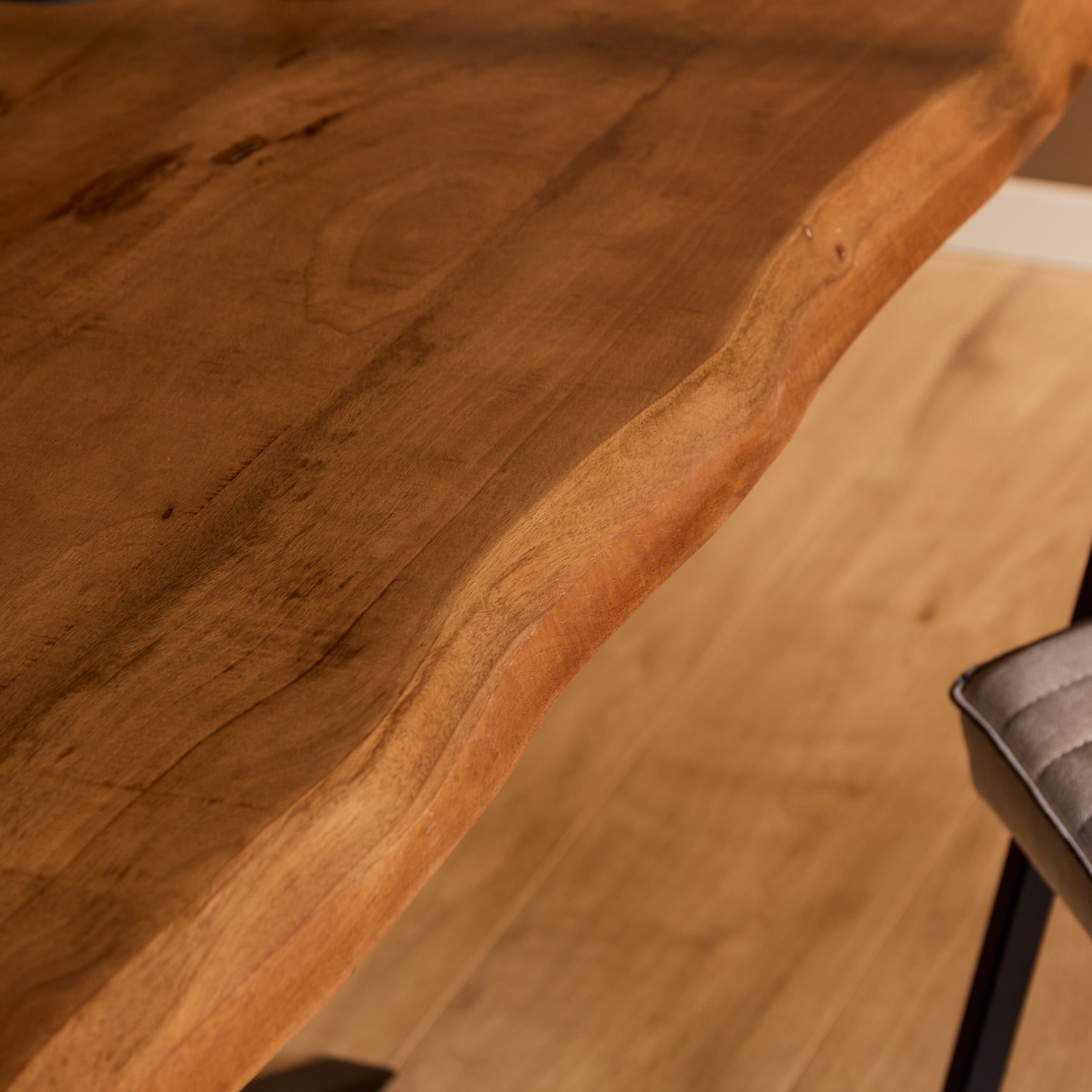 Boomstamtafel houten blad met uitgesproken houtnerf