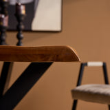 Boomstamtafel met afgeronde rand van houten blad en zwart pootframe