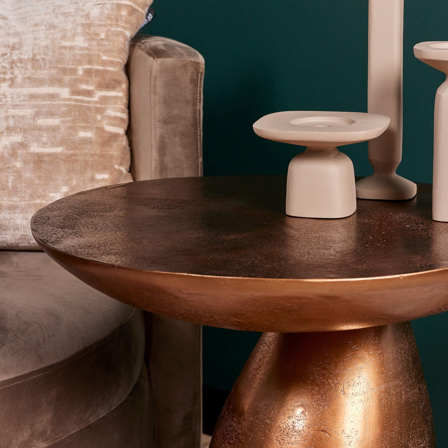 Ronde bronskleurige bijzettafel met beige houten blad en smalle metalen voet