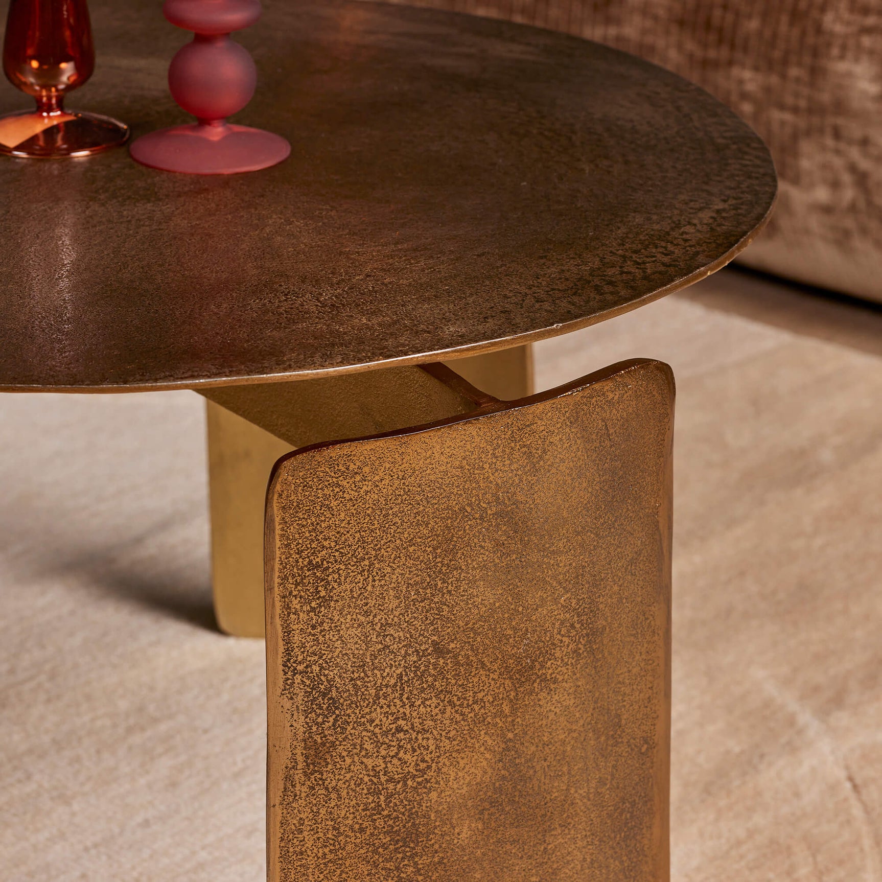 Ronde salontafel met rond roestbruin blad en rechthoekige blokpoot