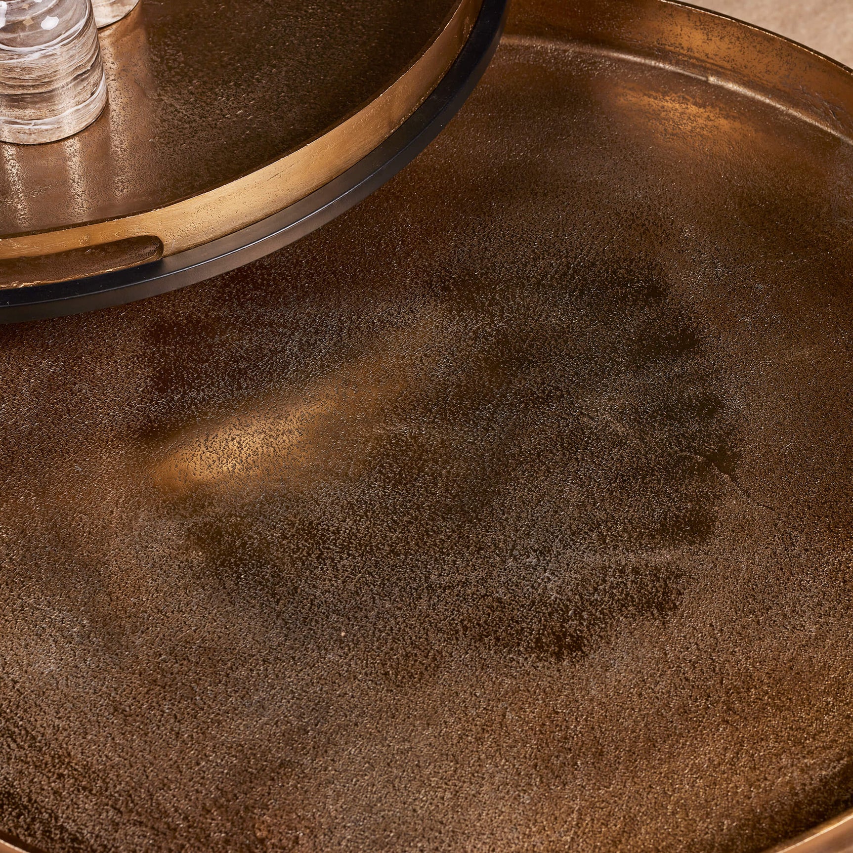 Salontafelset Puck rond werkblad met bronzen, korrelige afwerking en opstaande rand