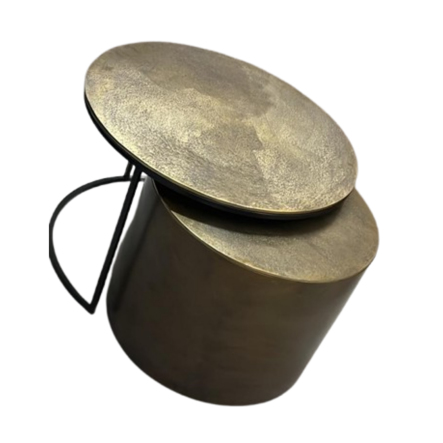 Twee ronde salontafels in elkaar; goudkleurige bladen met zwarte metalen framebeugel