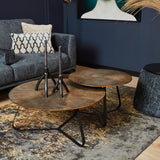 Twee ronde salontafels met donkerbruin houtlook blad en zwarte metalen poten