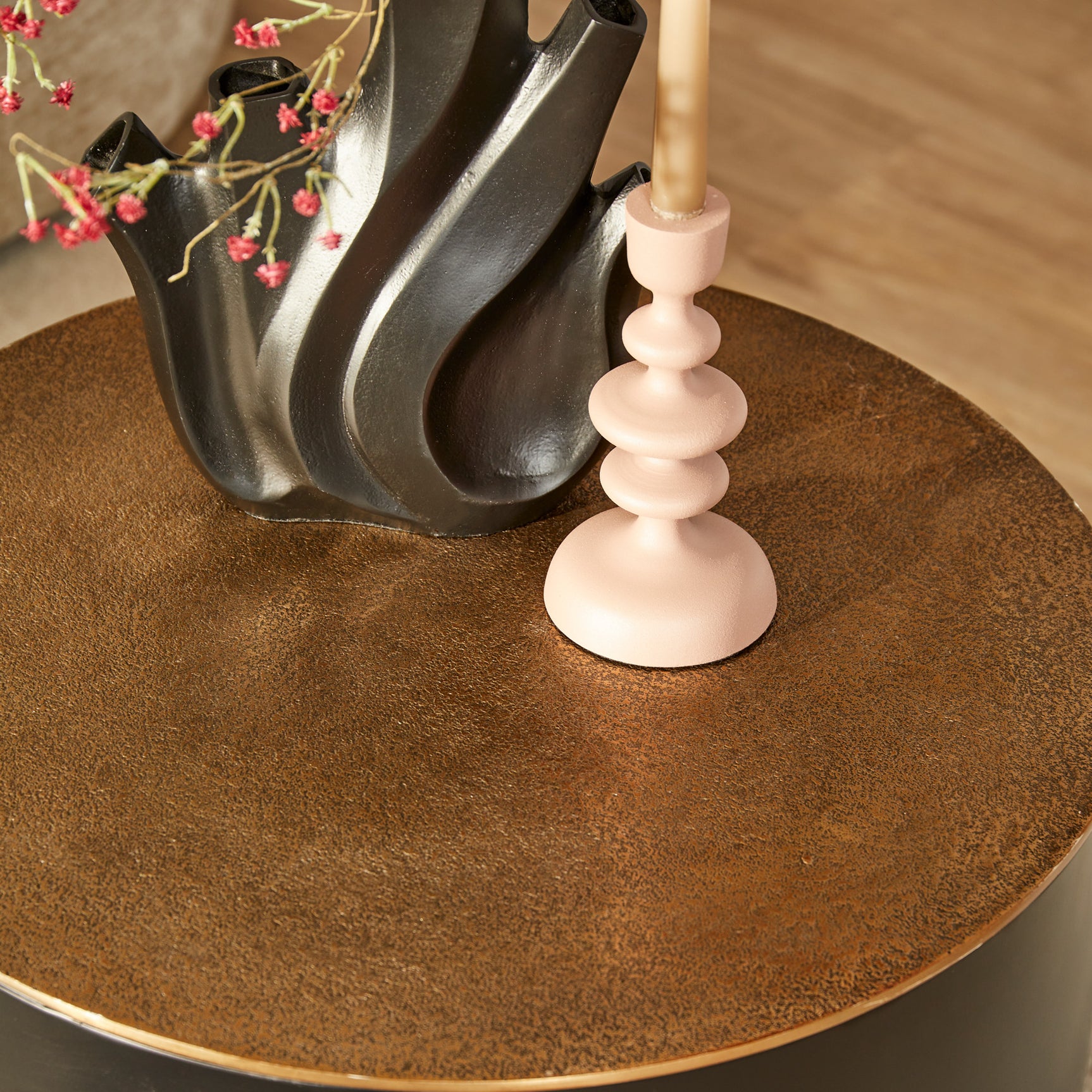 Zwarte salontafel, gebogen rand met gouden accent, close-up van tafelblad
