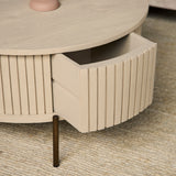 Ronde salontafel met open opbergruimte en verticale lamellen, zandkleurige afwerking