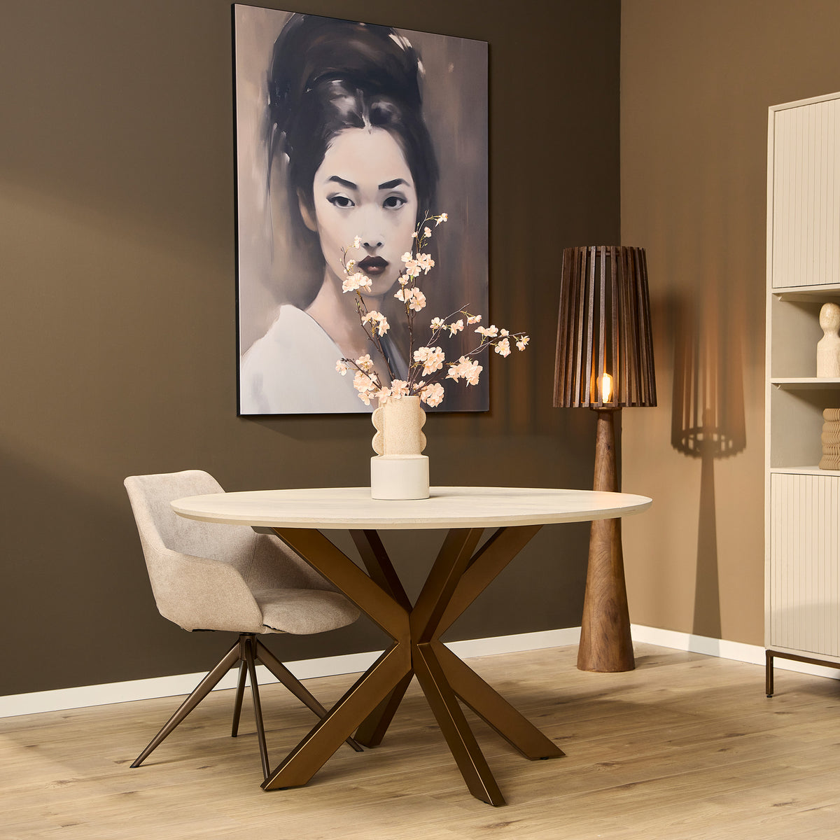 Ronde eettafel met zandkleurig blad en X-houten onderstel, 150 cm