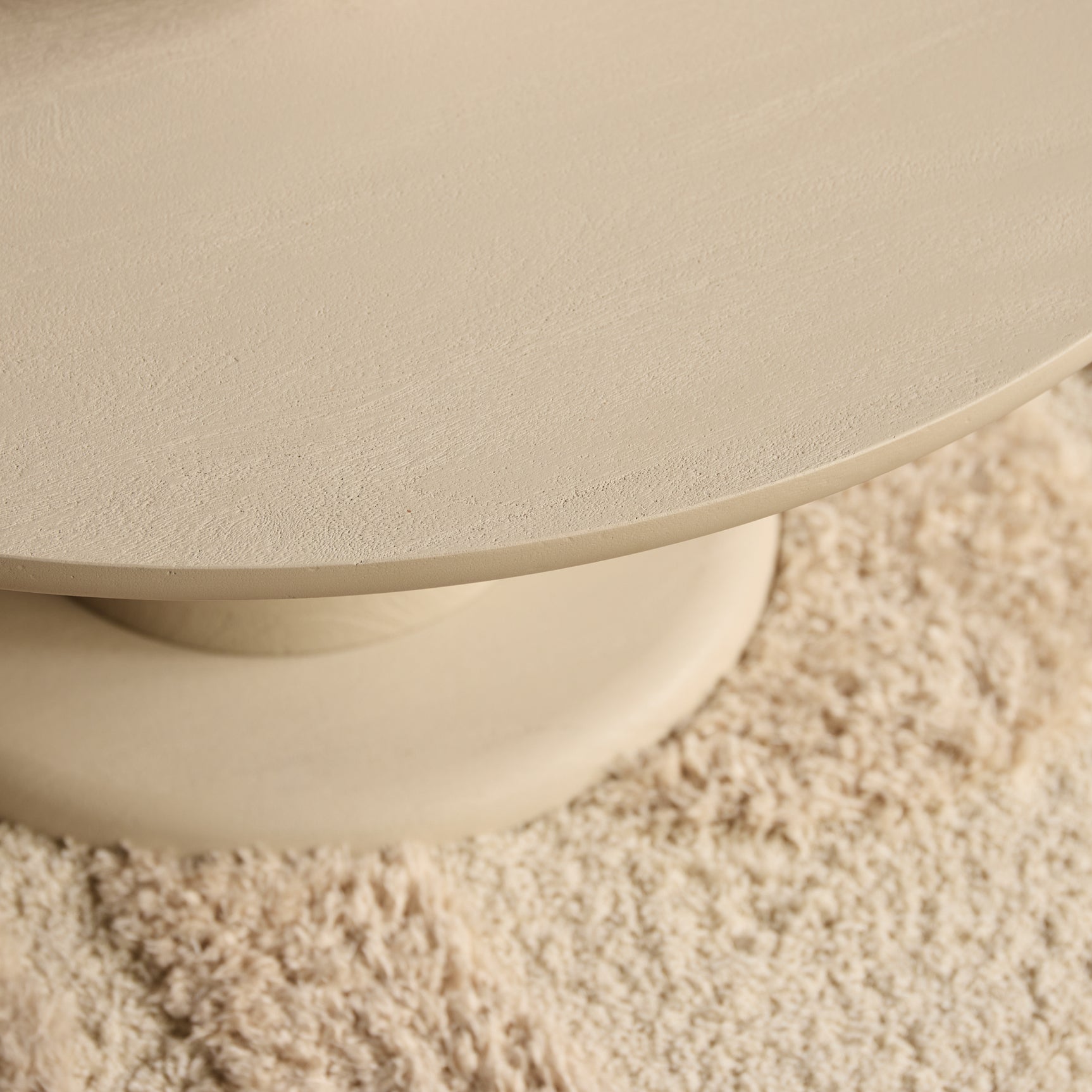 Ronde salontafel: lichtkleurige rand en centrale poot