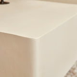 Hoek van Salontafel Saya met strak, roomwit tafelblad en nette randafwerking