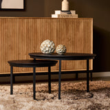 Set van 2 ronde salontafels met zwart houten blad en zwart metalen onderstel