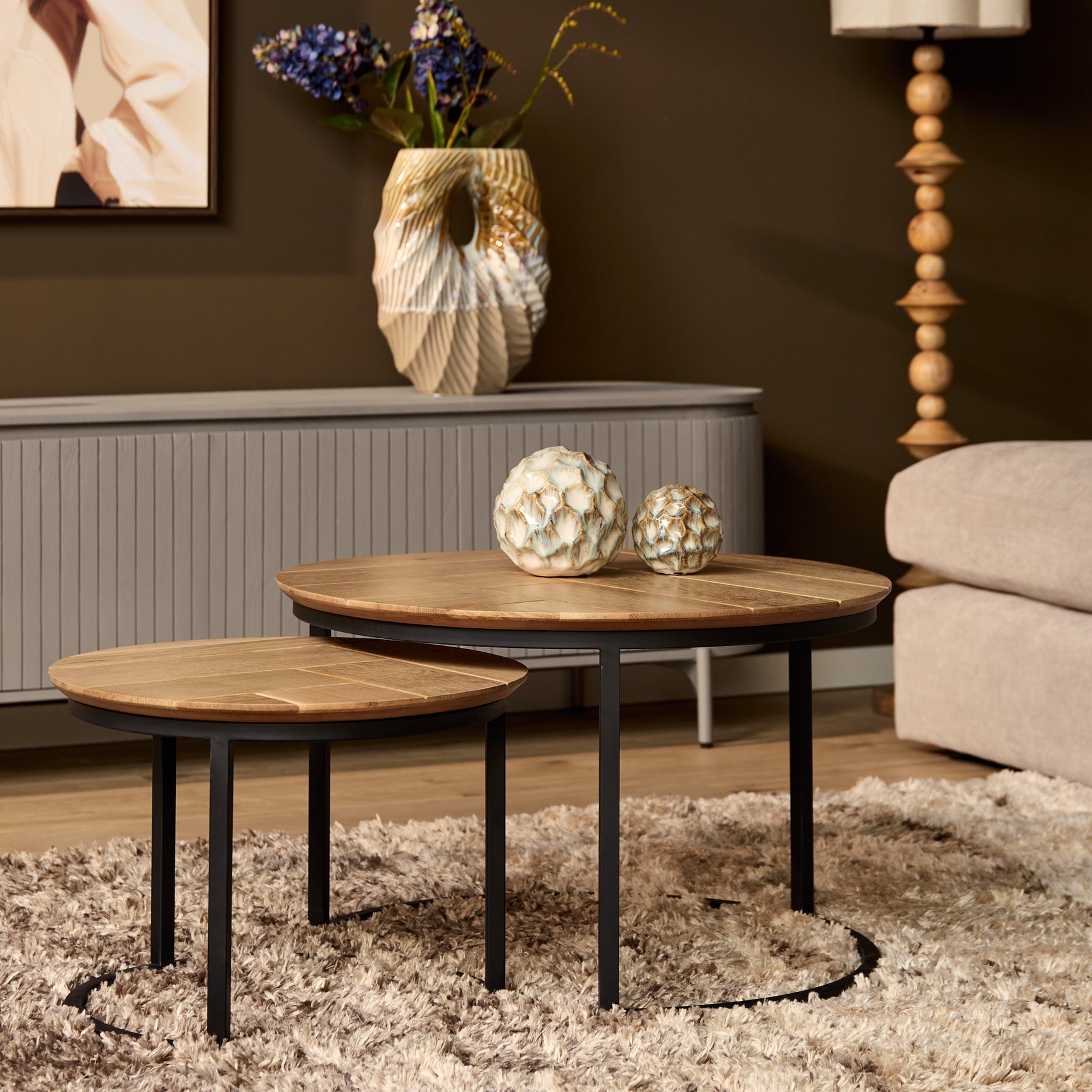 Set van 2 ronde salontafels van eikenhout met zwarte metalen poten