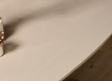 Close-up van zandkleurig rond tafelblad met gladde rand