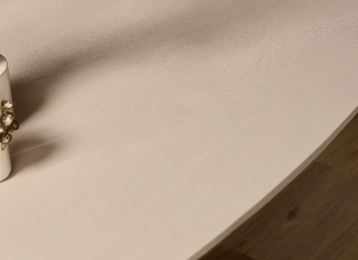 Close-up van zandkleurig rond tafelblad met gladde rand