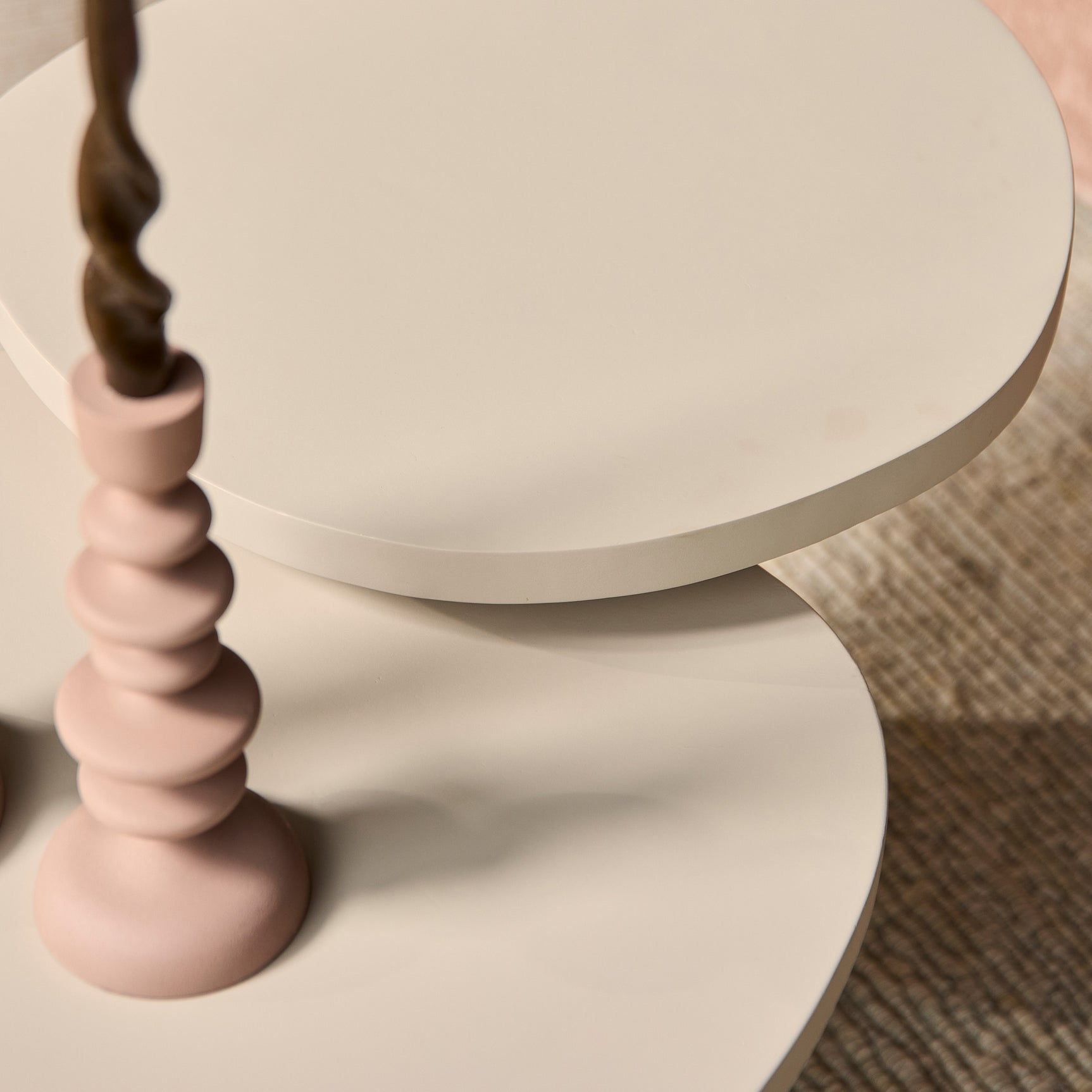 Ronde salontafel met zandkleurig blad en afgeronde rand, detail van de stapeling