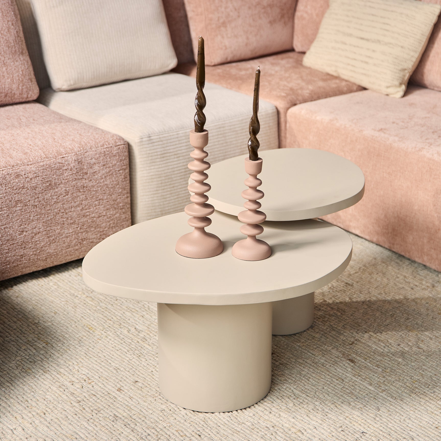 Zandkleurige ronde salontafel set met twee ronde bladen op cilinderpoten