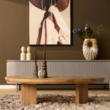 Ronde eikenhouten salontafel met dik blad en vier poten, naturel hout.