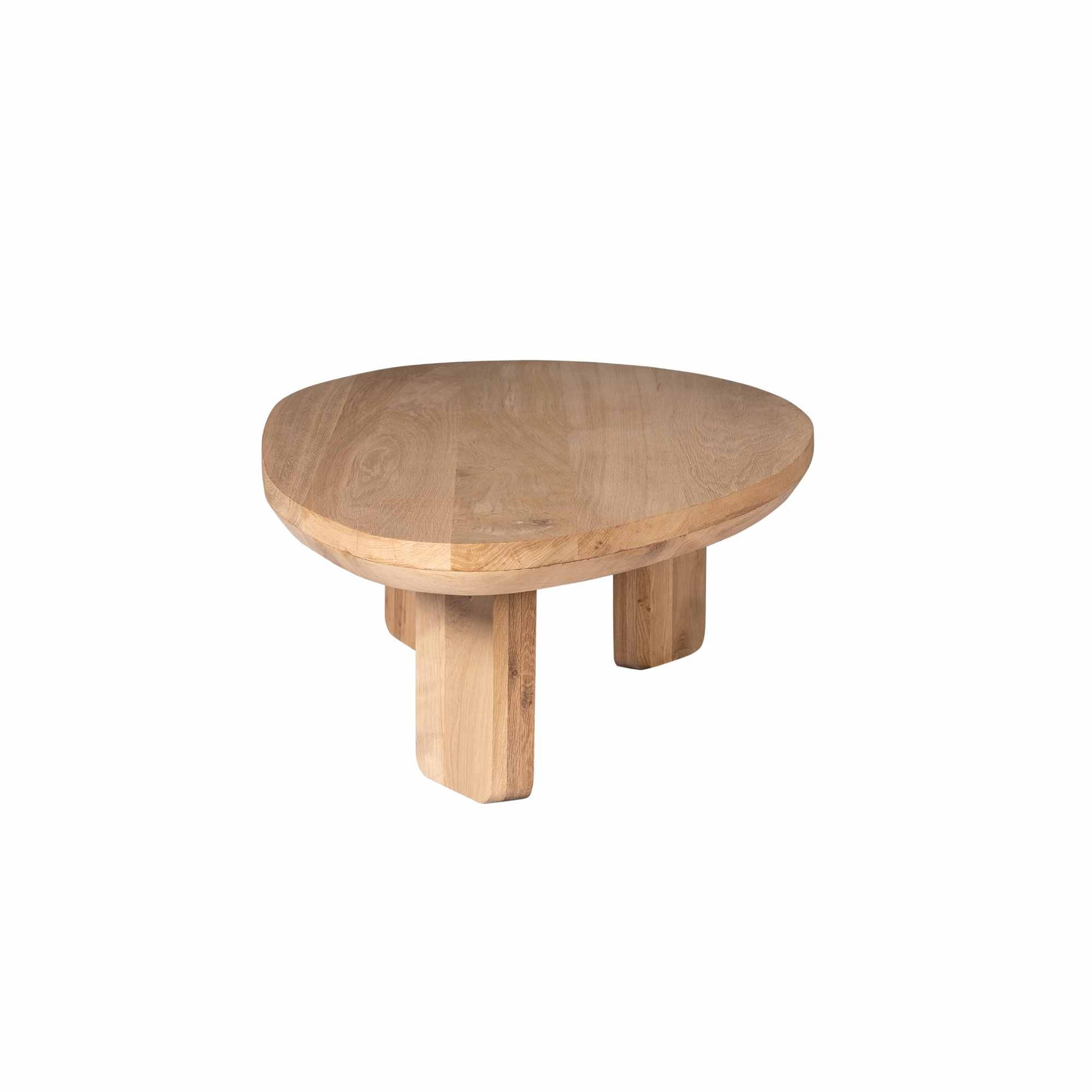 Ronde eikenhouten salontafel met massief houten poten en licht afgerond blad.