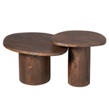 Twee ronde bruine houten salontafels met zichtbare houtnerf