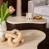 Ronde salontafel met licht houten blad en donkerbruin houten onderstel