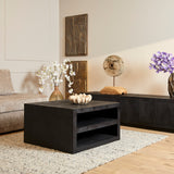 Zwarte salontafel met open plank en massieve houtnerf-uitstraling