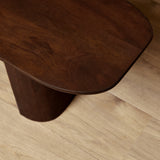 Bruine houten bank met afgeronde zijkant en zichtbare houtnerf, close-up
