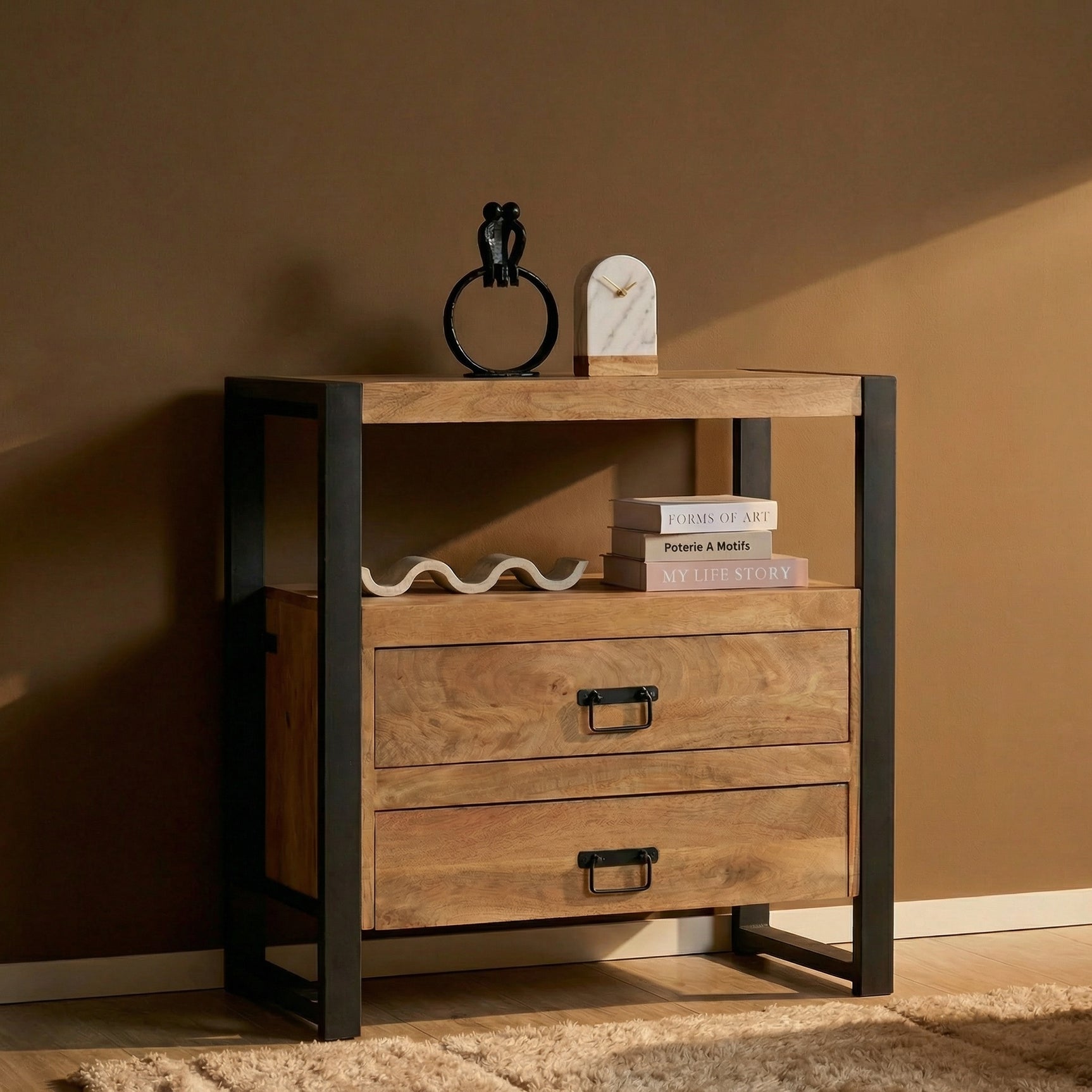 Houten ladekast met zwart frame, twee lades en open vak voor accessoires.