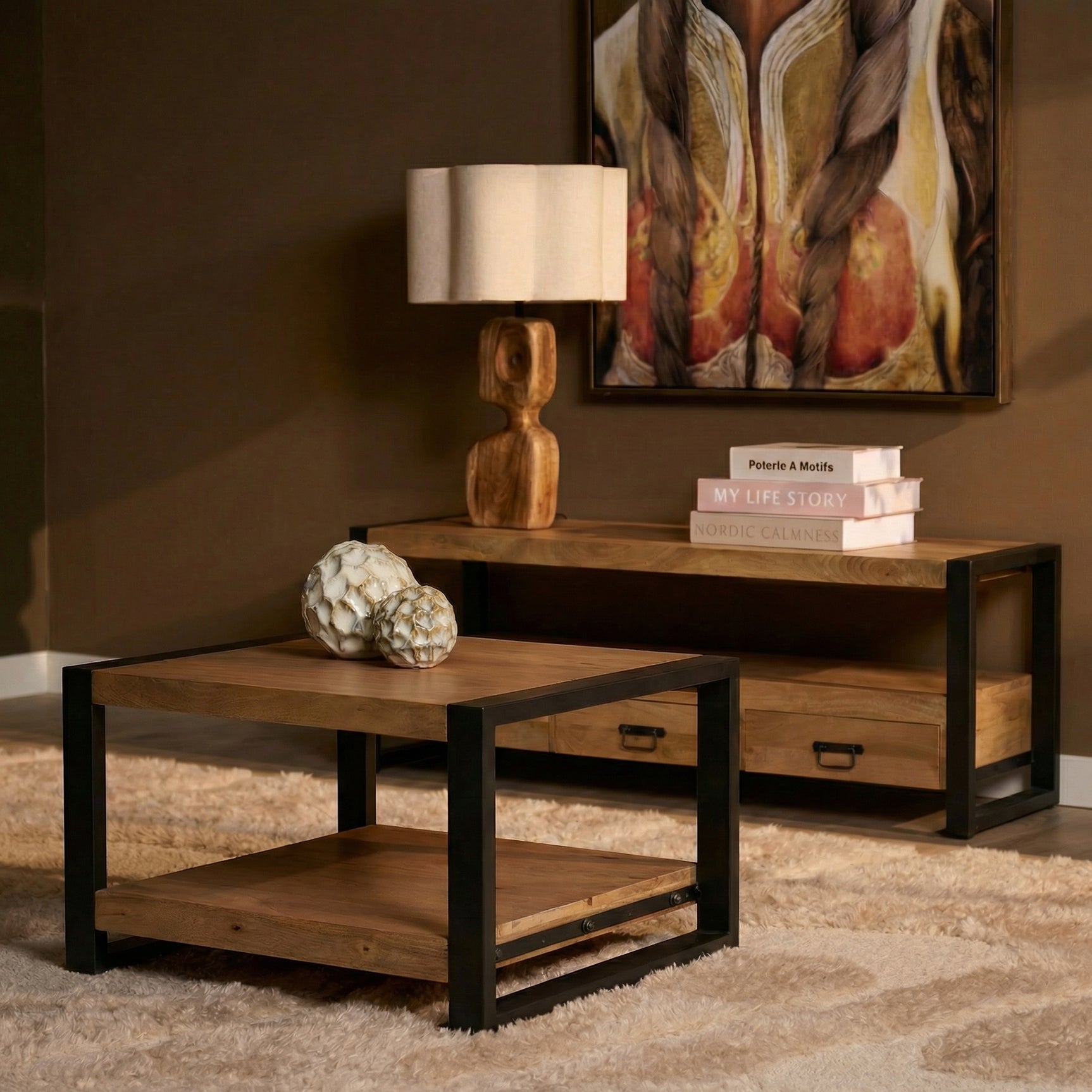 Salontafel met licht eiken blad, zwart frame en open opbergruimte met plank